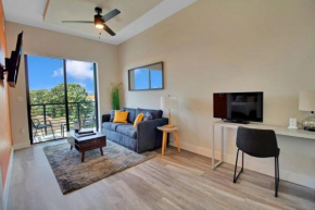 Stylish Work And Play King Bed Mins From Dwntwn